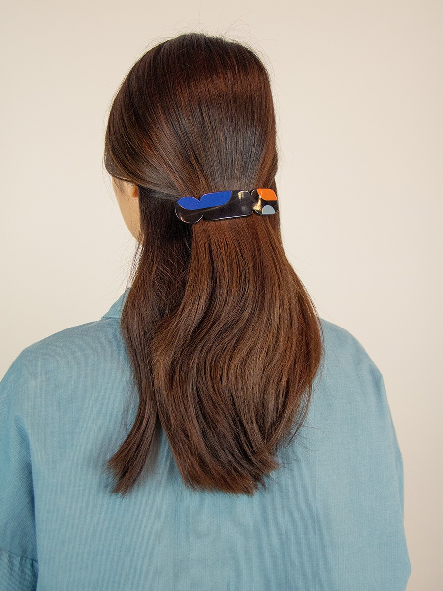 Barrette Nymphe en corne noire et laque Bleu
