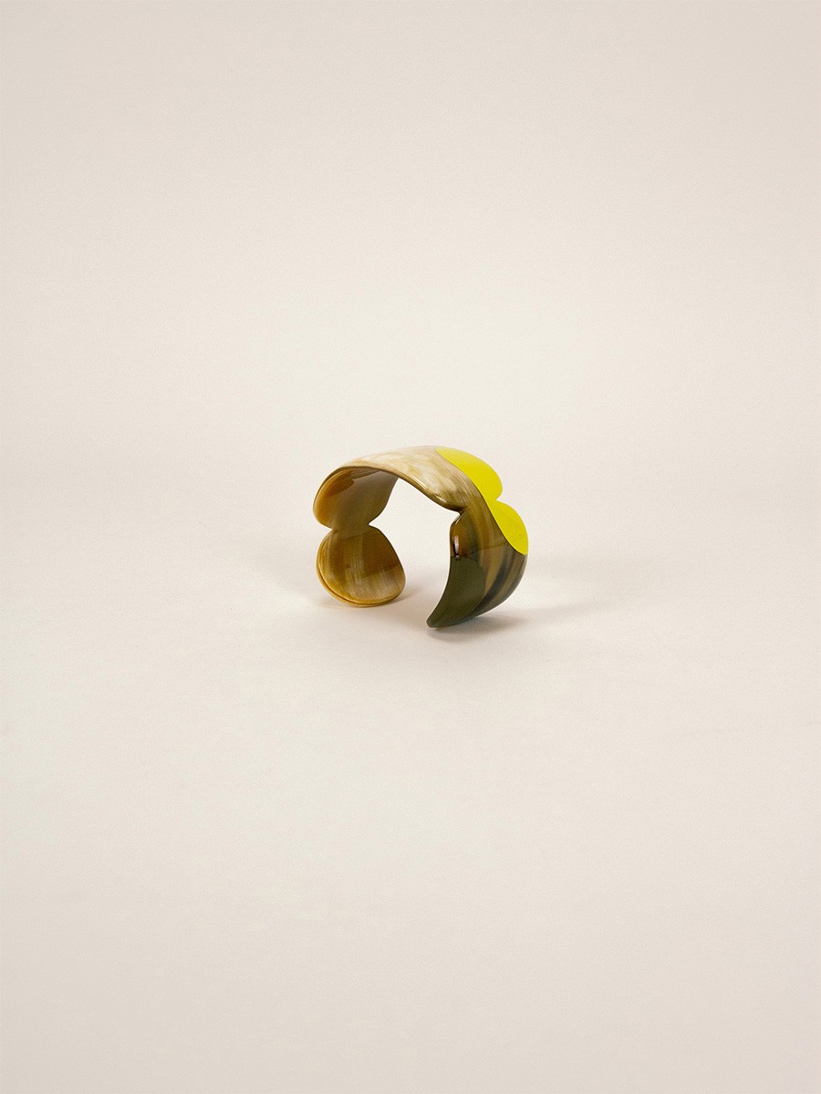 Manchette Nymphe en corne blonde et laque Lime, taille S